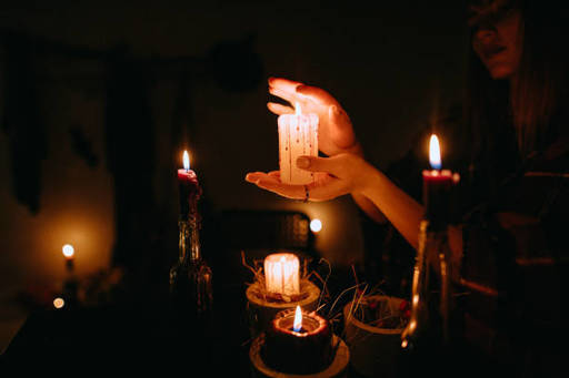 Encantos y Misterios Explorando Botánicas Tarot y