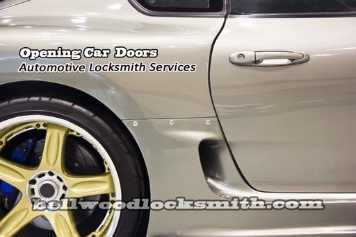 Bellwood-locksmith-opening-car-doors.jpg