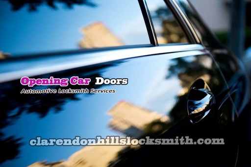Clarendon-Hills-locksmith-opening-car-doors.jpg