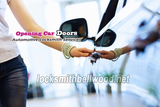 Bellwood-locksmith-opening-car-doors.jpg